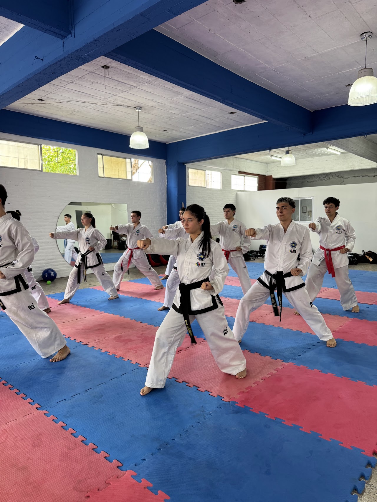 Alumnos de Taekwondo ITF practicando formas en el tatami de MONFIT