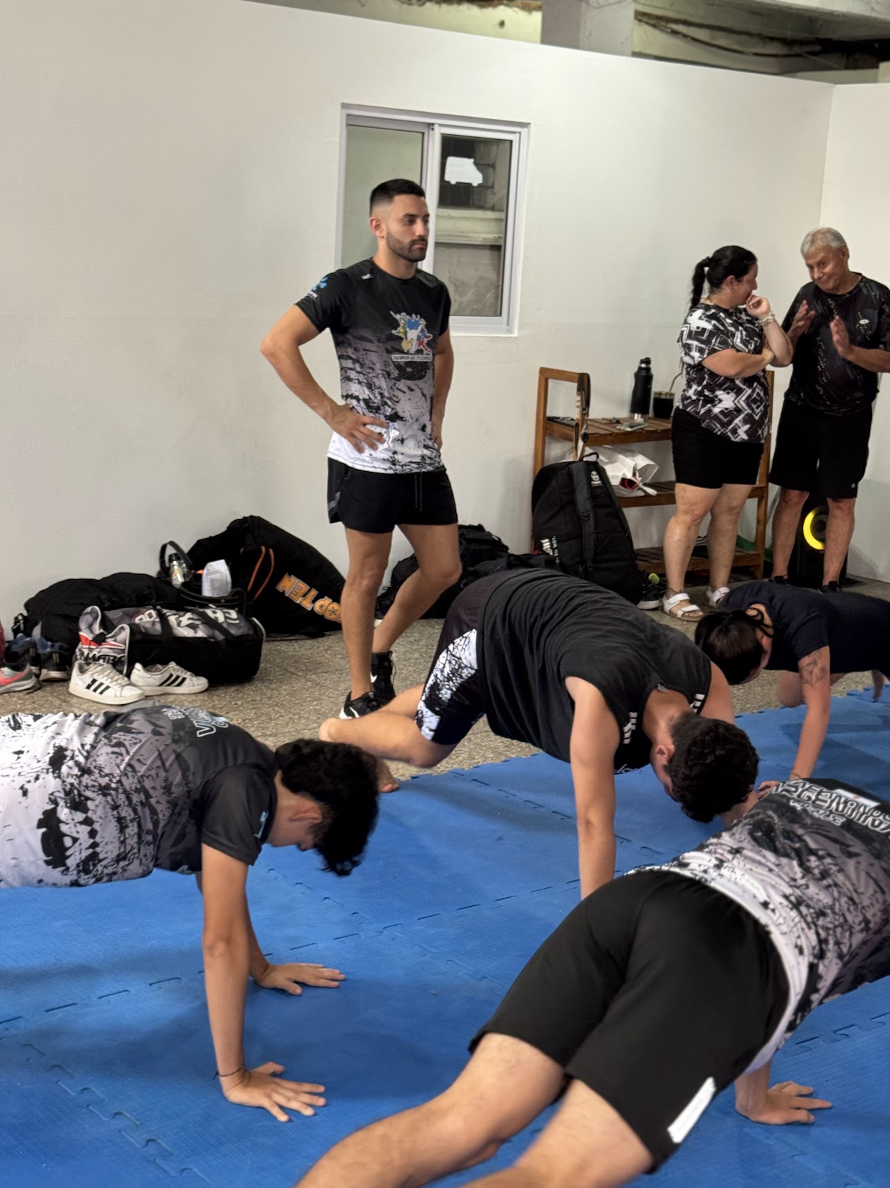 Clase grupal haciendo flexiones de brazos en MONFIT